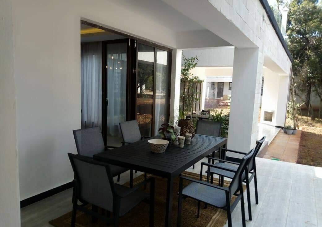 5-Ensuite Townhouse with Fireplace & Sunken Lounge – Karen