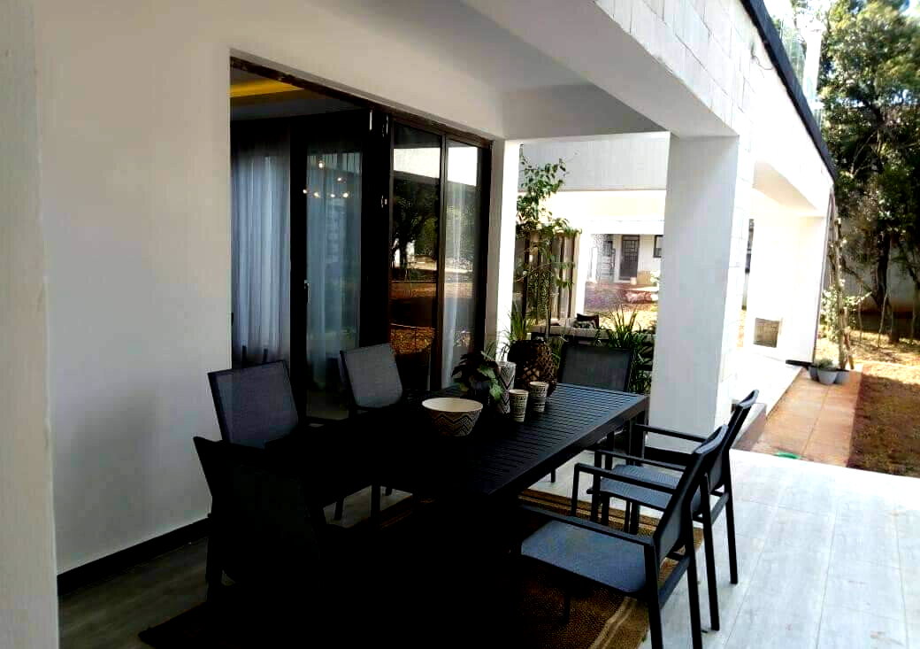 5-Ensuite Townhouse with Fireplace & Sunken Lounge – Karen