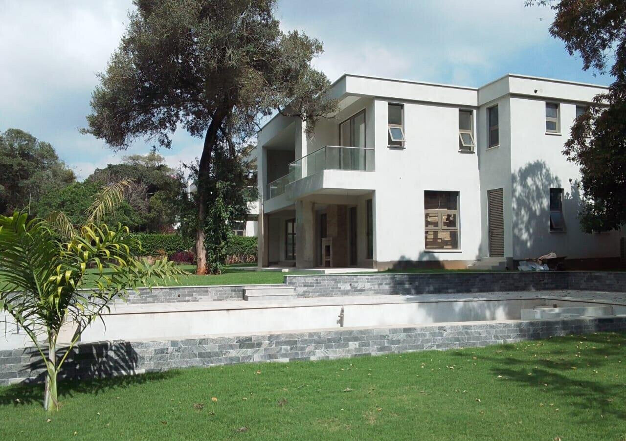 Half-Acre Townhouse with Sunken Lounge & Clubhouse Pool – Karen
