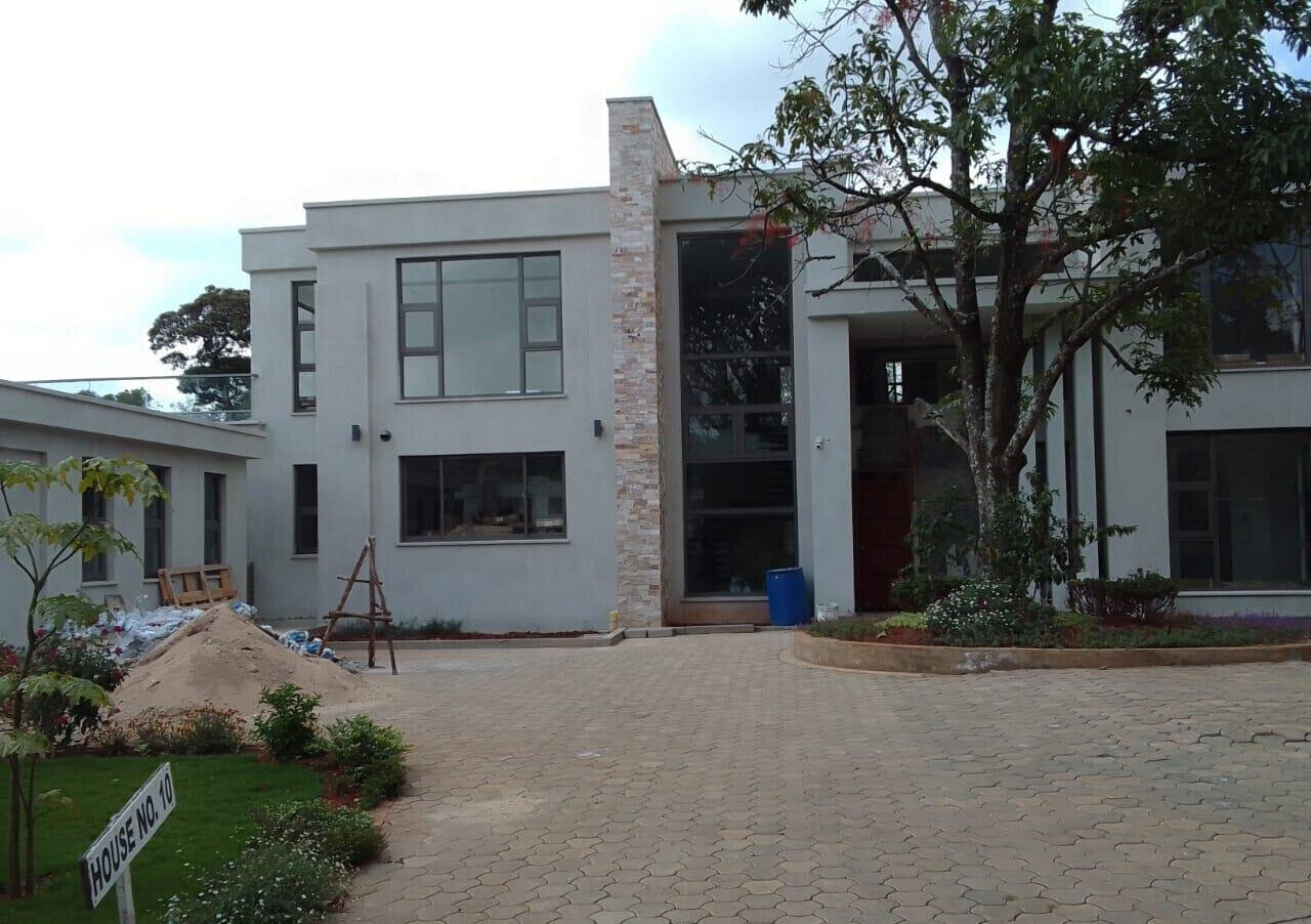 Half-Acre Townhouse with Sunken Lounge & Clubhouse Pool – Karen