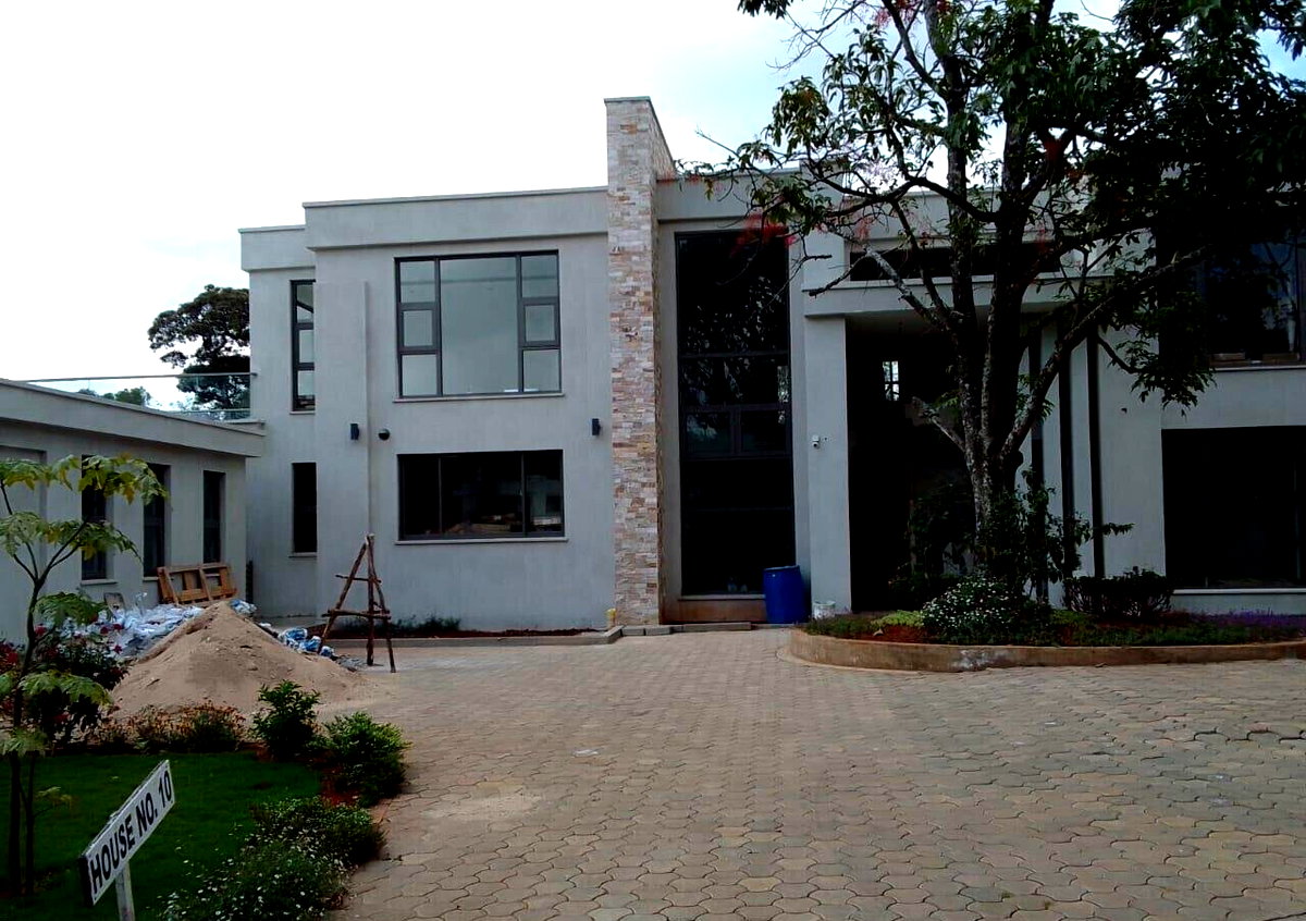 Half-Acre Townhouse with Sunken Lounge & Clubhouse Pool – Karen