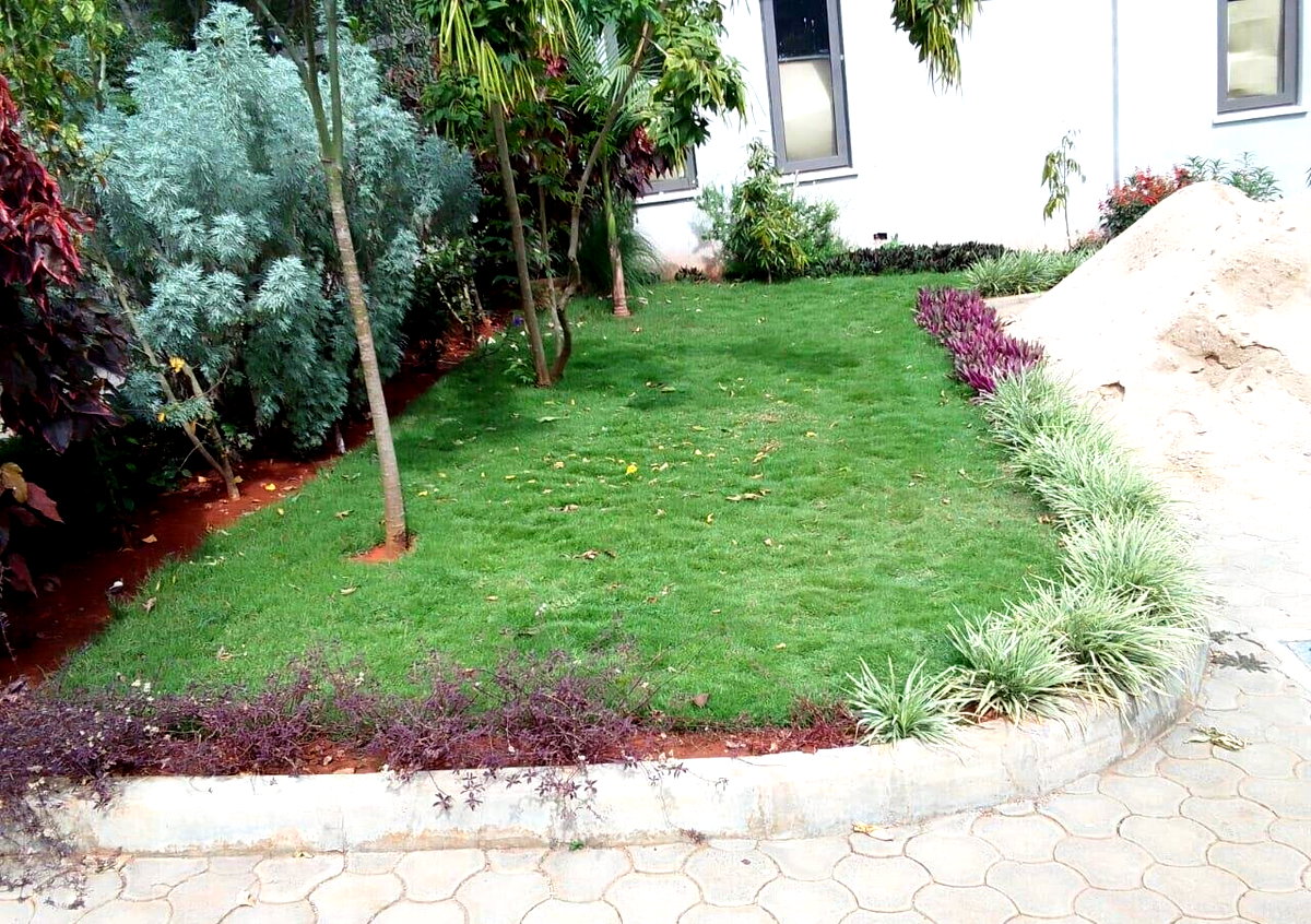 Half-Acre Townhouse with Sunken Lounge & Clubhouse Pool – Karen