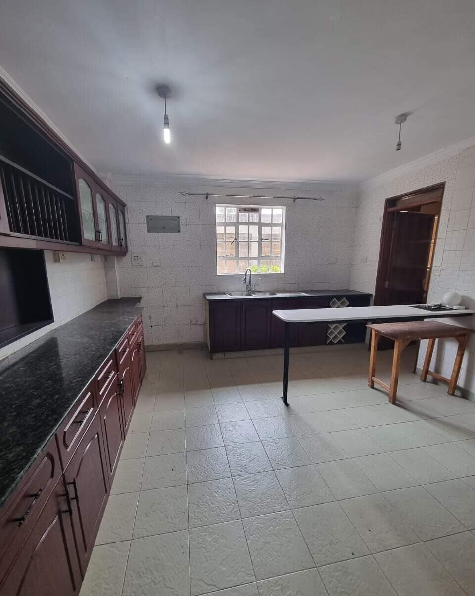 4BR All-Ensuite Townhouse with Wooden Floors & Small Garden - Kileleshwa