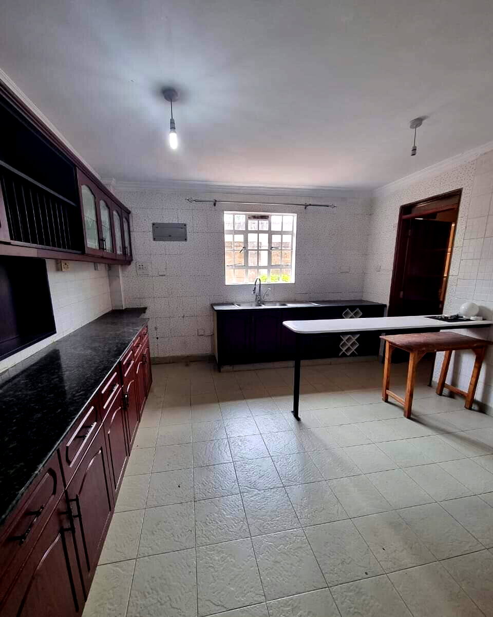 4BR All-Ensuite Townhouse with Wooden Floors & Small Garden - Kileleshwa