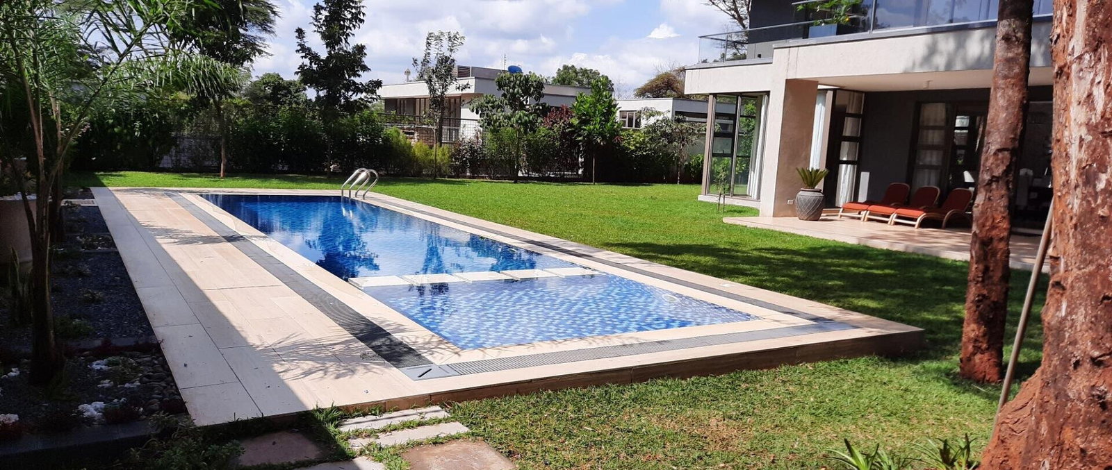 5-Ensuite Villa with Heated Pool & Sauna – Karen UN Blue Zone