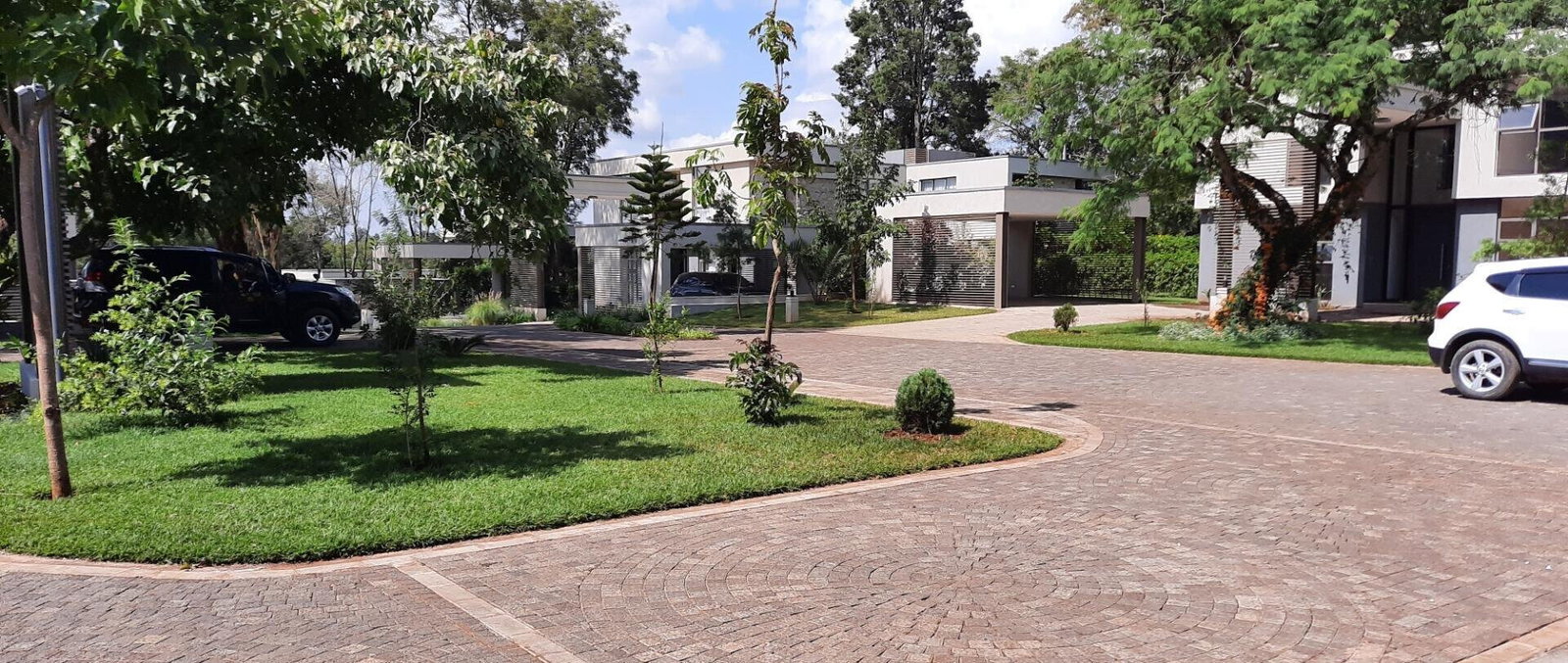 5-Ensuite Villa with Heated Pool & Sauna – Karen UN Blue Zone