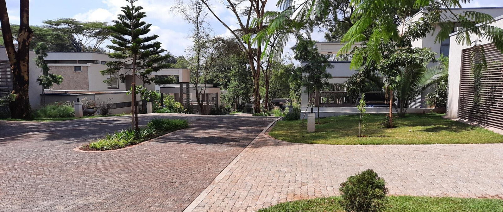 5-Ensuite Villa with Heated Pool & Sauna – Karen UN Blue Zone
