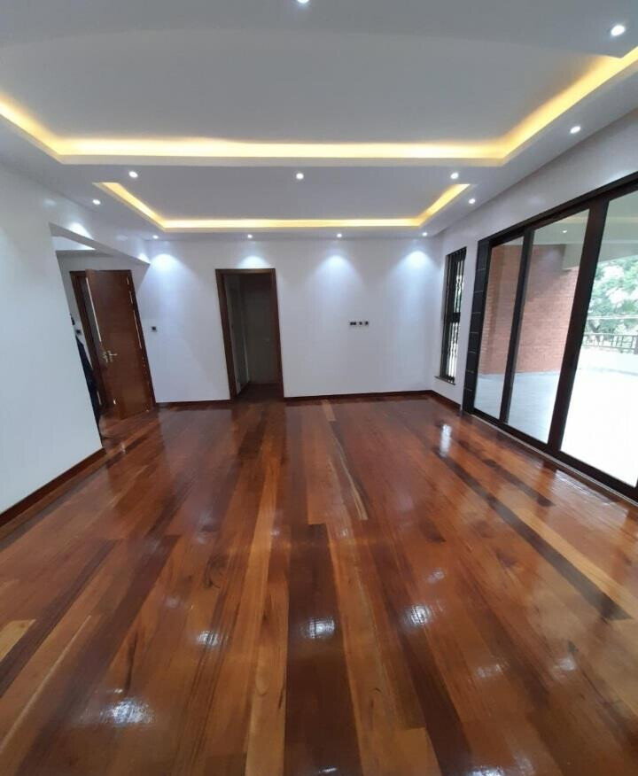 5-Ensuite Townhouse with Jacuzzi & Outdoor Fireplace - Lavington