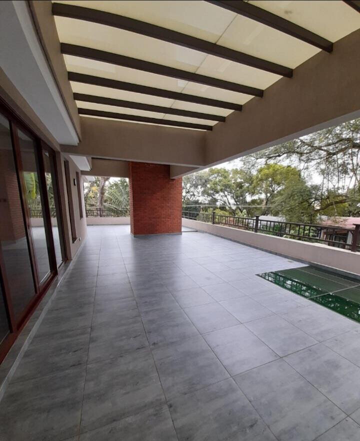 5-Ensuite Townhouse with Jacuzzi & Outdoor Fireplace - Lavington