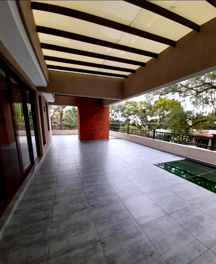 5-Ensuite Townhouse with Jacuzzi & Outdoor Fireplace - Lavington