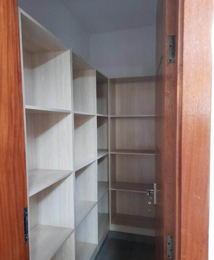 5-Ensuite Townhouse with Jacuzzi & Outdoor Fireplace - Lavington