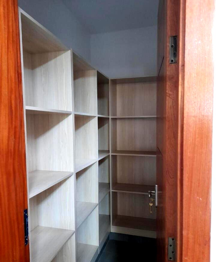 5-Ensuite Townhouse with Jacuzzi & Outdoor Fireplace - Lavington