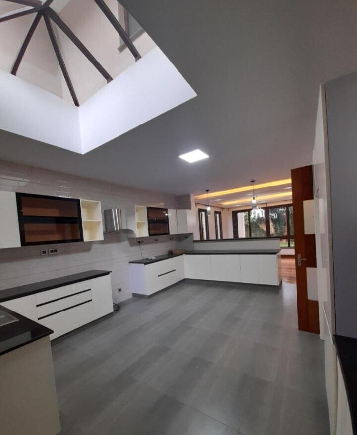 5-Ensuite Townhouse with Jacuzzi & Outdoor Fireplace - Lavington