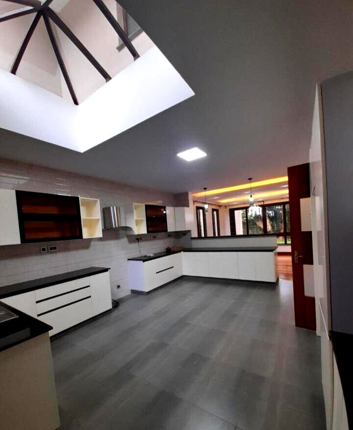 5-Ensuite Townhouse with Jacuzzi & Outdoor Fireplace - Lavington