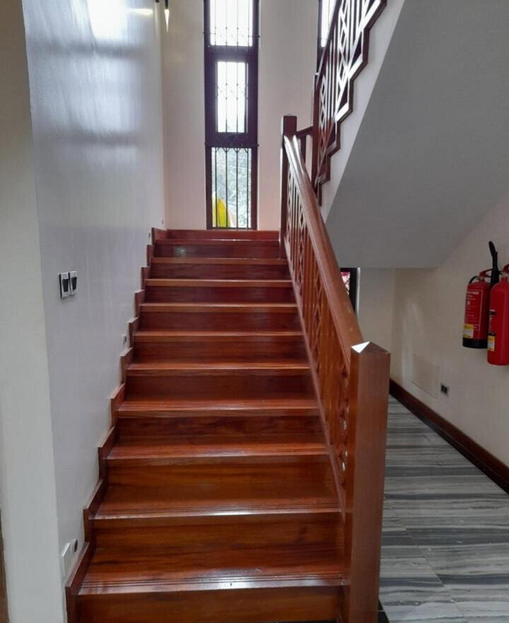 5-Ensuite Townhouse with Jacuzzi & Outdoor Fireplace - Lavington