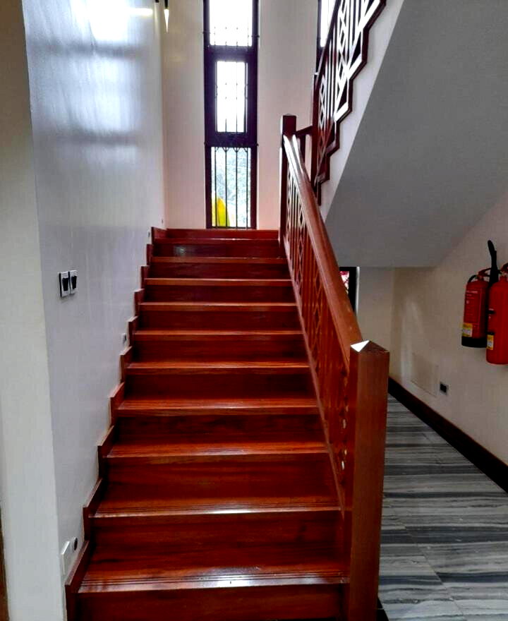5-Ensuite Townhouse with Jacuzzi & Outdoor Fireplace - Lavington