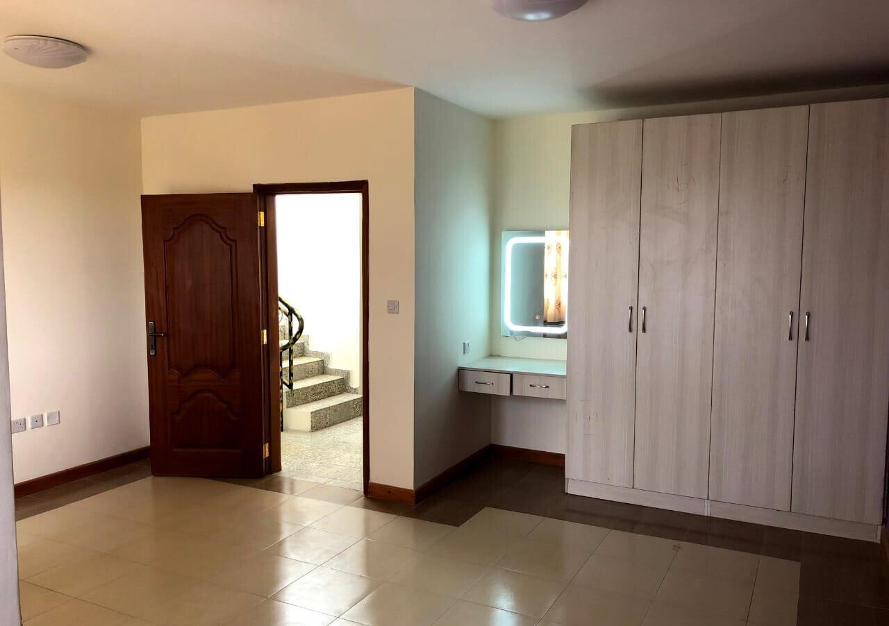 4BR Townhouse Off Mombasa Road - Mlolongo