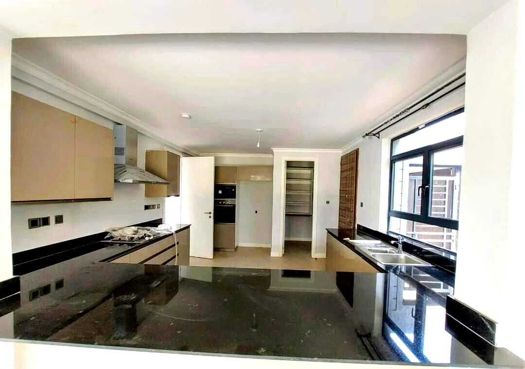 4BR Townhouse with Fireplace & UN Security Approval - Runda