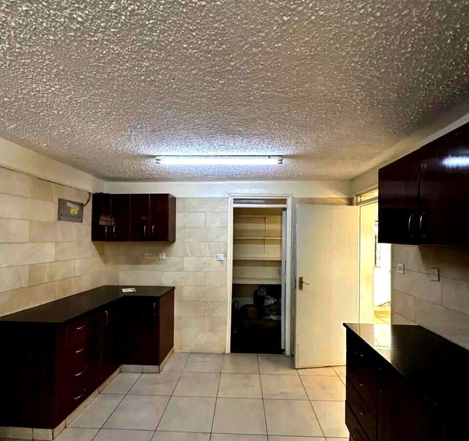 Corner Townhouse with Fireplace & 30,000L Water - Kilimani