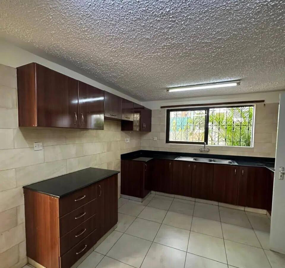 Corner Townhouse with Fireplace & 30,000L Water - Kilimani