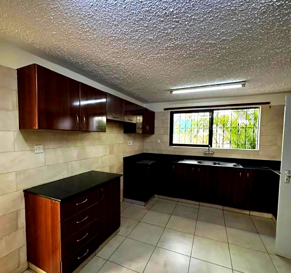 Corner Townhouse with Fireplace & 30,000L Water - Kilimani