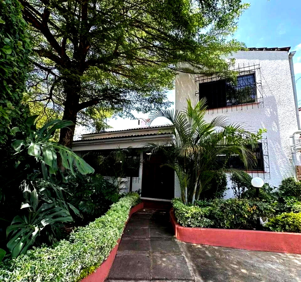 Corner Townhouse with Fireplace & 30,000L Water - Kilimani