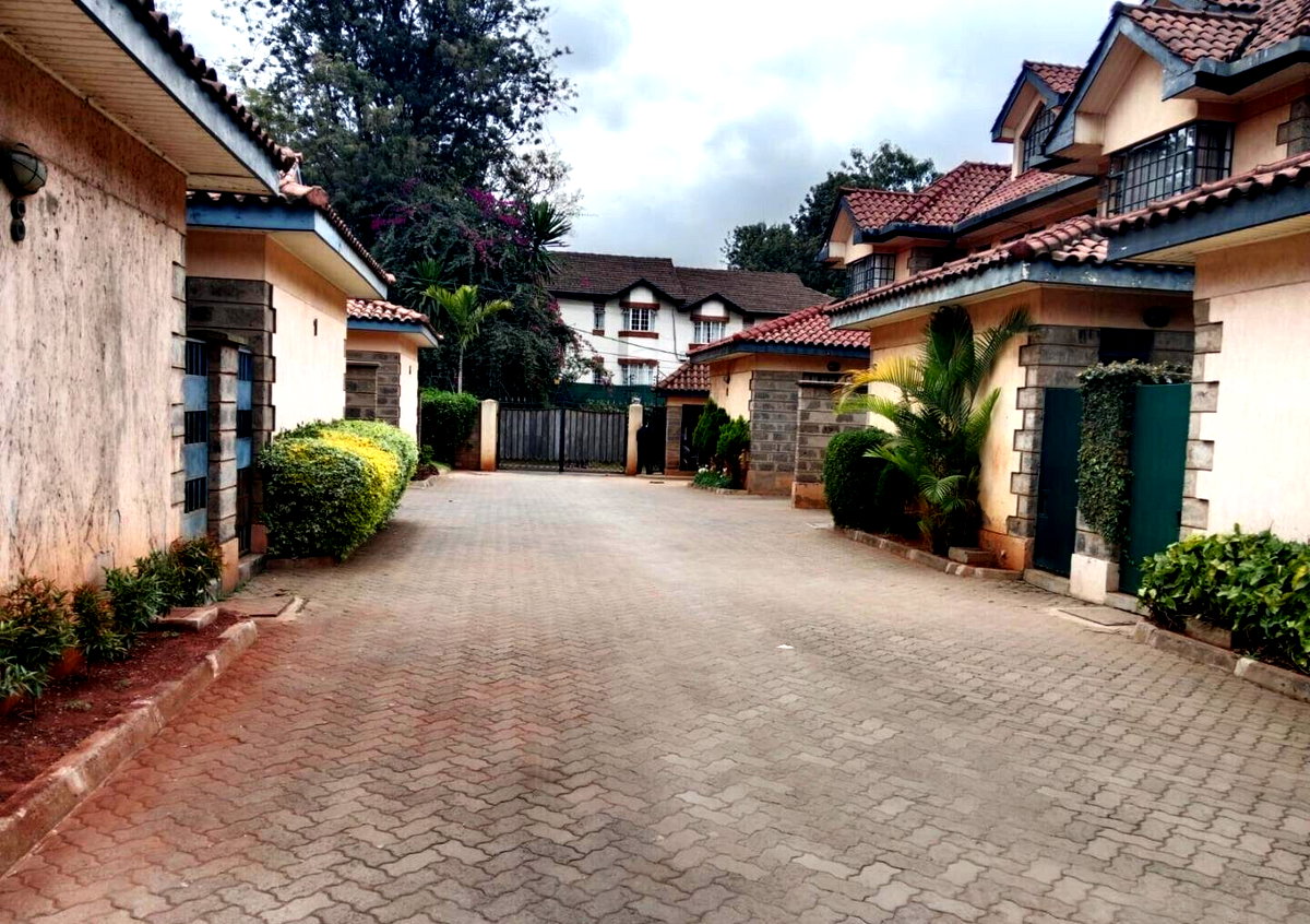 Charming 5-Bed Townhouse with Private Garden - Lavington