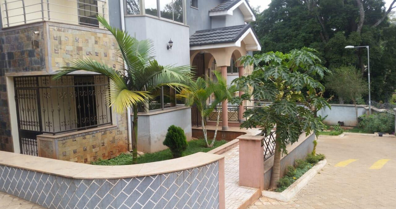 Sunken Lounge & Fireplace Townhouse - Spring Valley