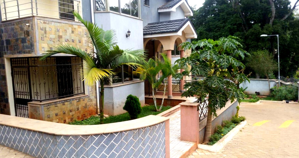 Sunken Lounge & Fireplace Townhouse - Spring Valley