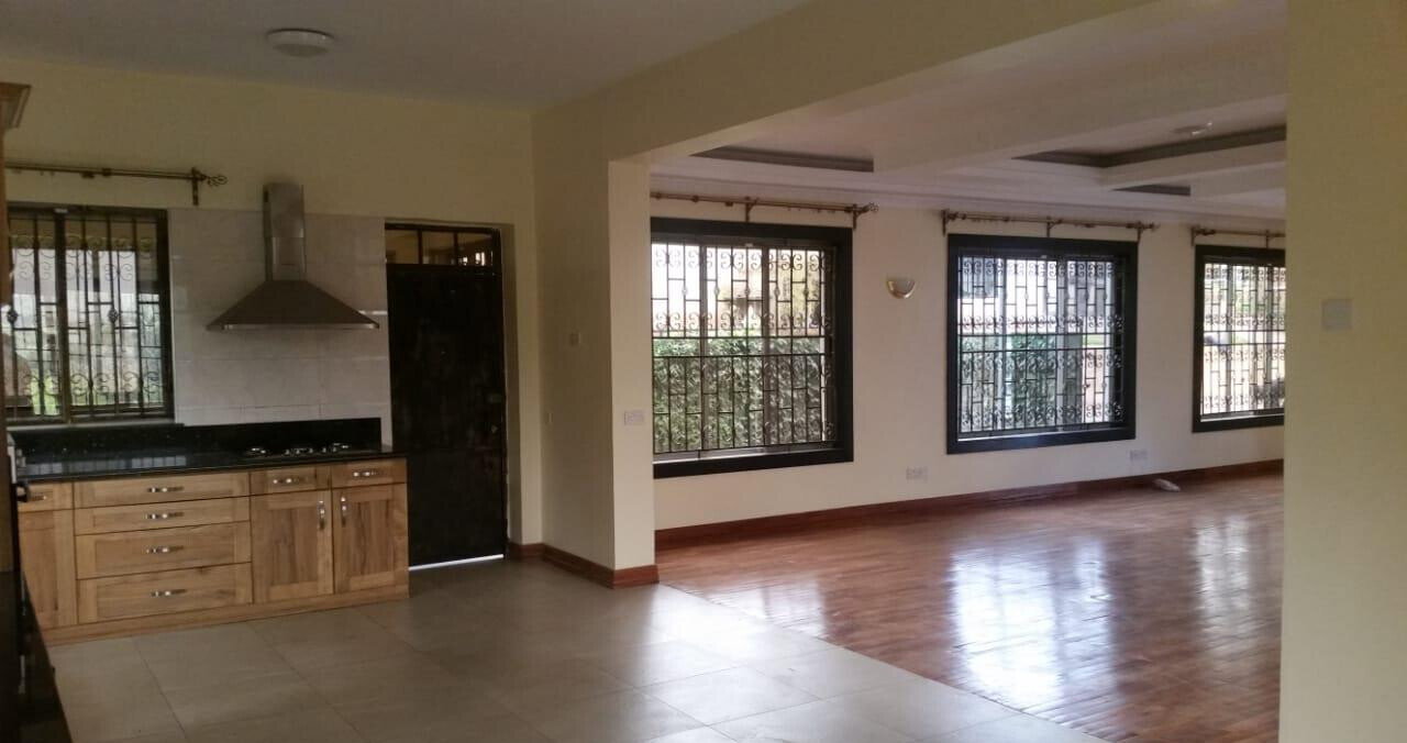 Sunken Lounge & Fireplace Townhouse - Spring Valley