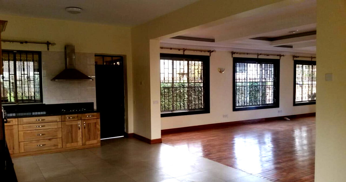 Sunken Lounge & Fireplace Townhouse - Spring Valley