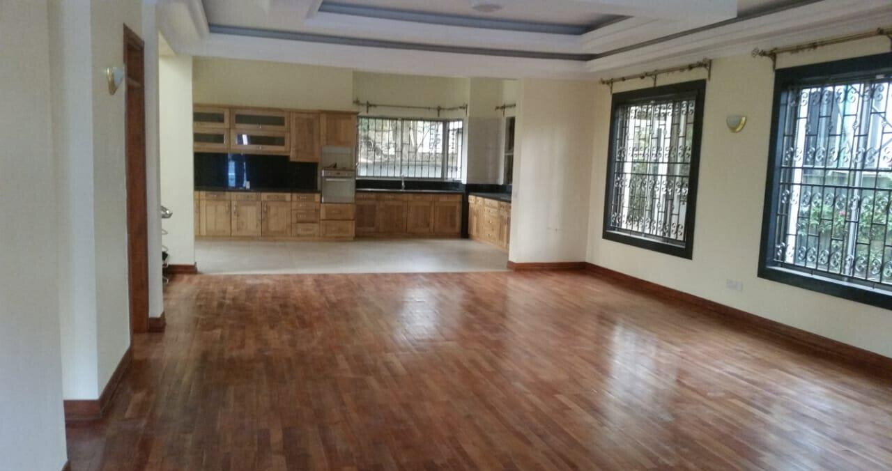 Sunken Lounge & Fireplace Townhouse - Spring Valley