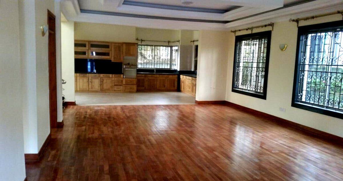 Sunken Lounge & Fireplace Townhouse - Spring Valley