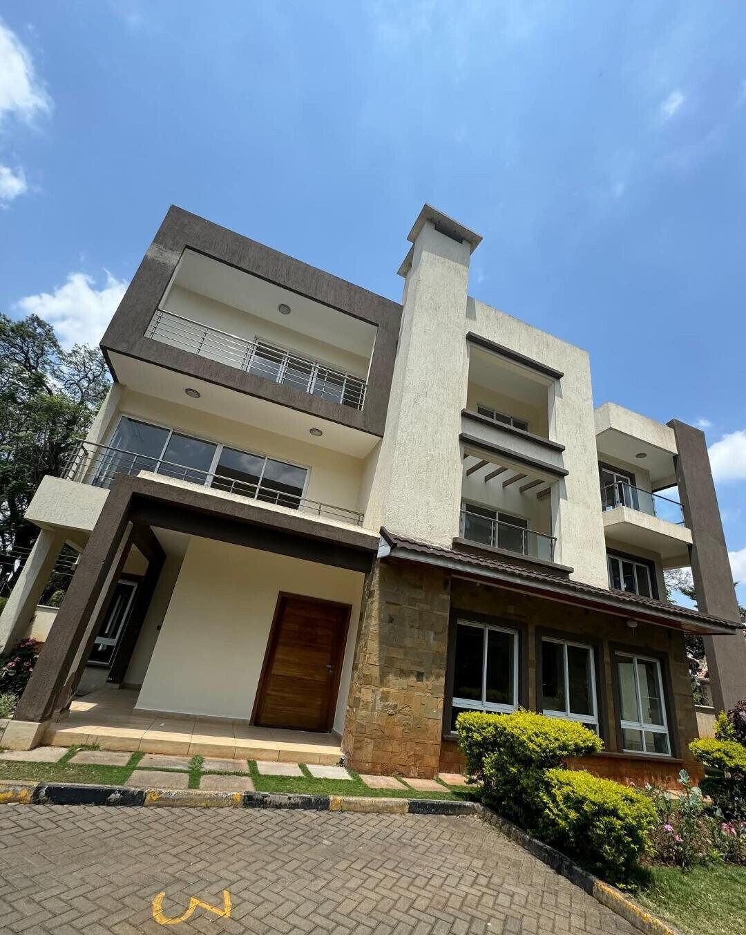 Corner Unit Villa with Private Garden & DSQ - Lavington