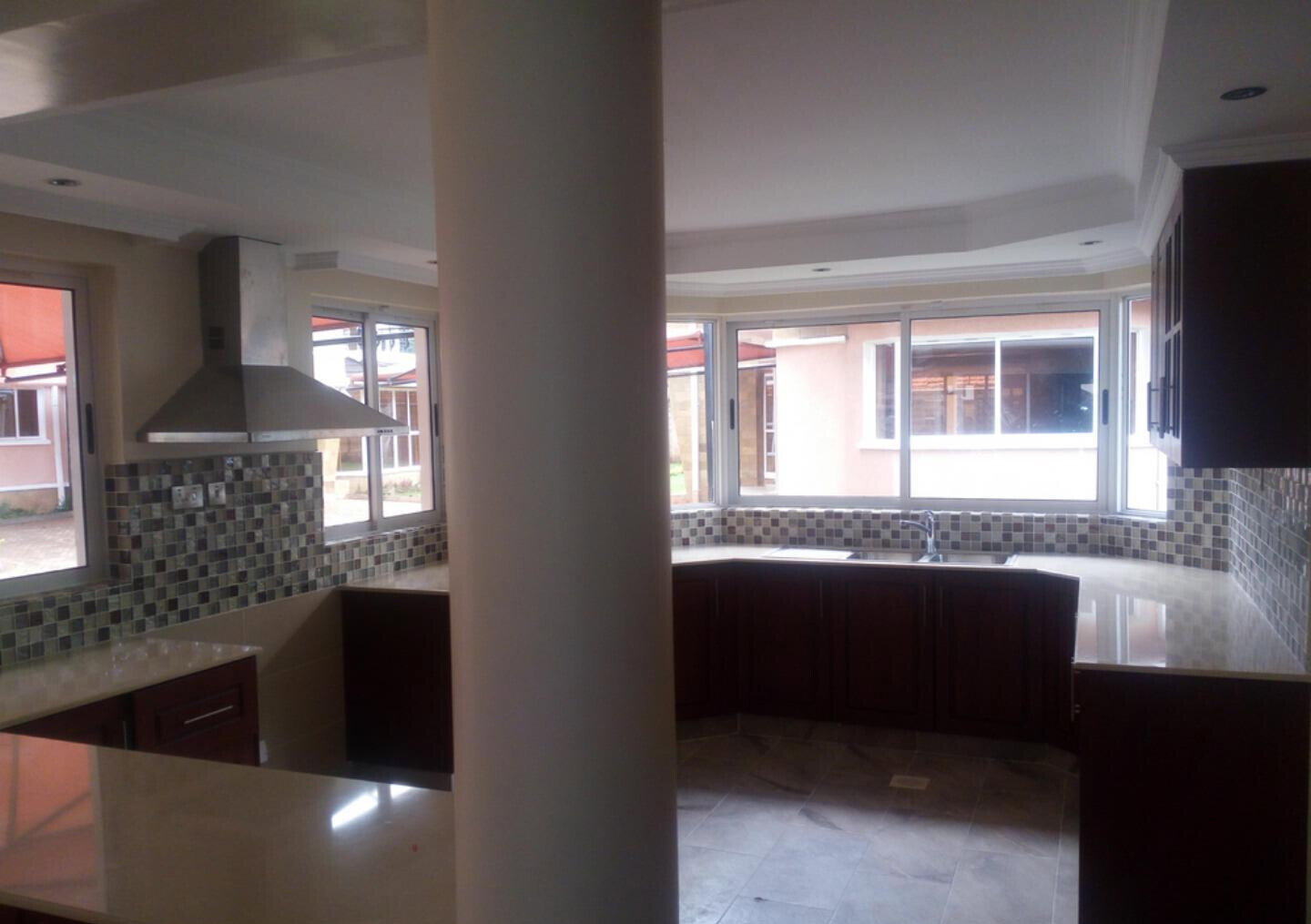 5-Ensuite Villa with Fireplace, Jacuzzi & Gym - Lavington