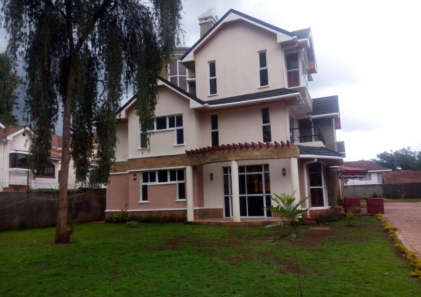 5-Ensuite Villa with Fireplace, Jacuzzi & Gym - Lavington