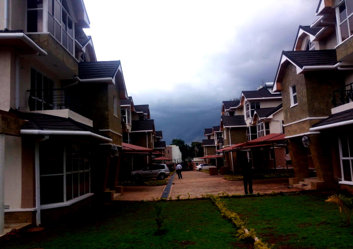 5-Ensuite Villa with Fireplace, Jacuzzi & Gym - Lavington