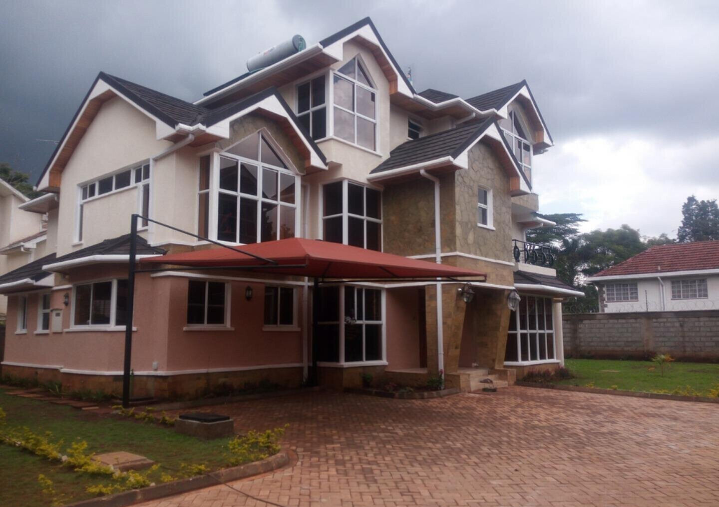 5-Ensuite Villa with Fireplace, Jacuzzi & Gym - Lavington