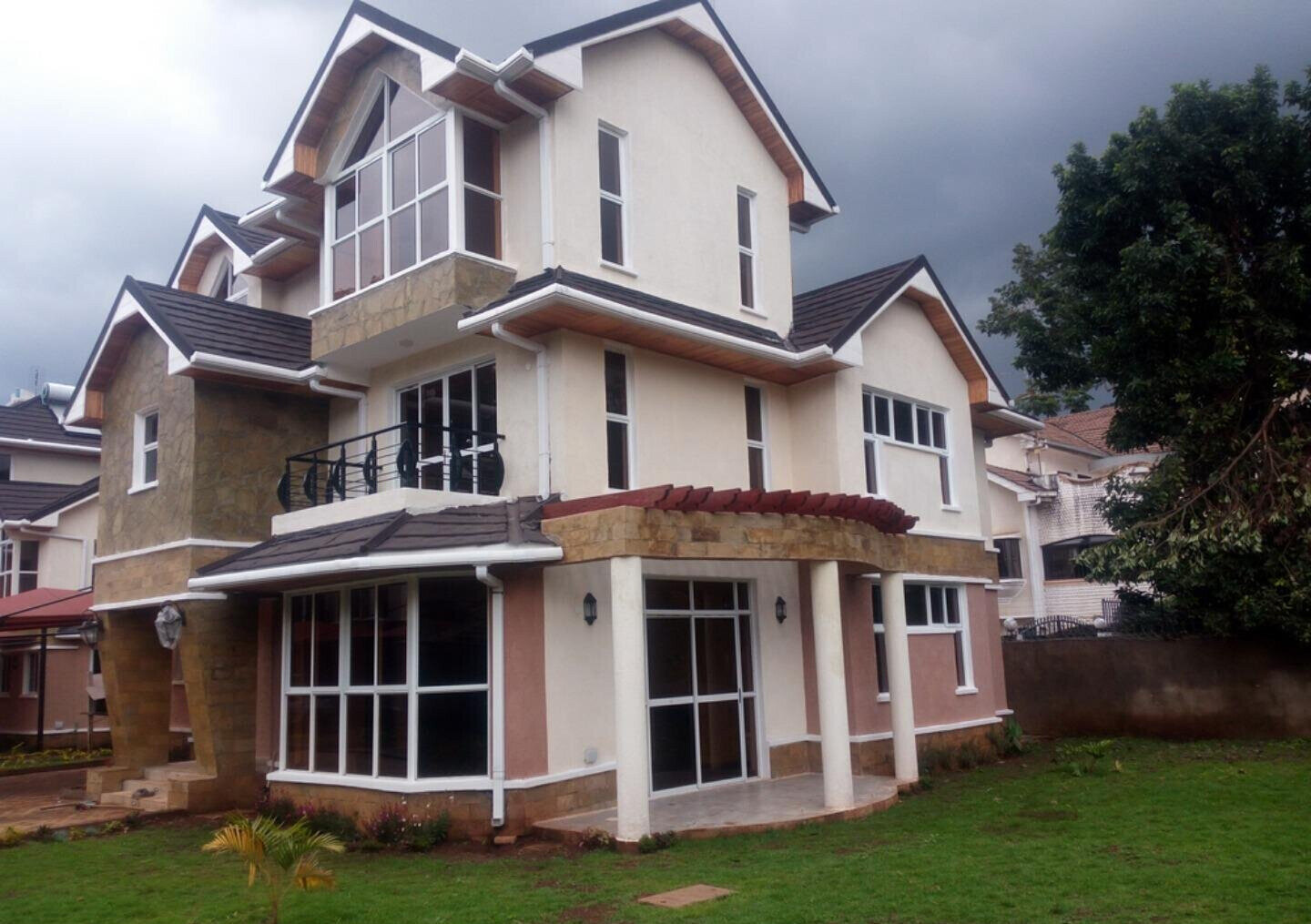 5-Ensuite Villa with Fireplace, Jacuzzi & Gym - Lavington