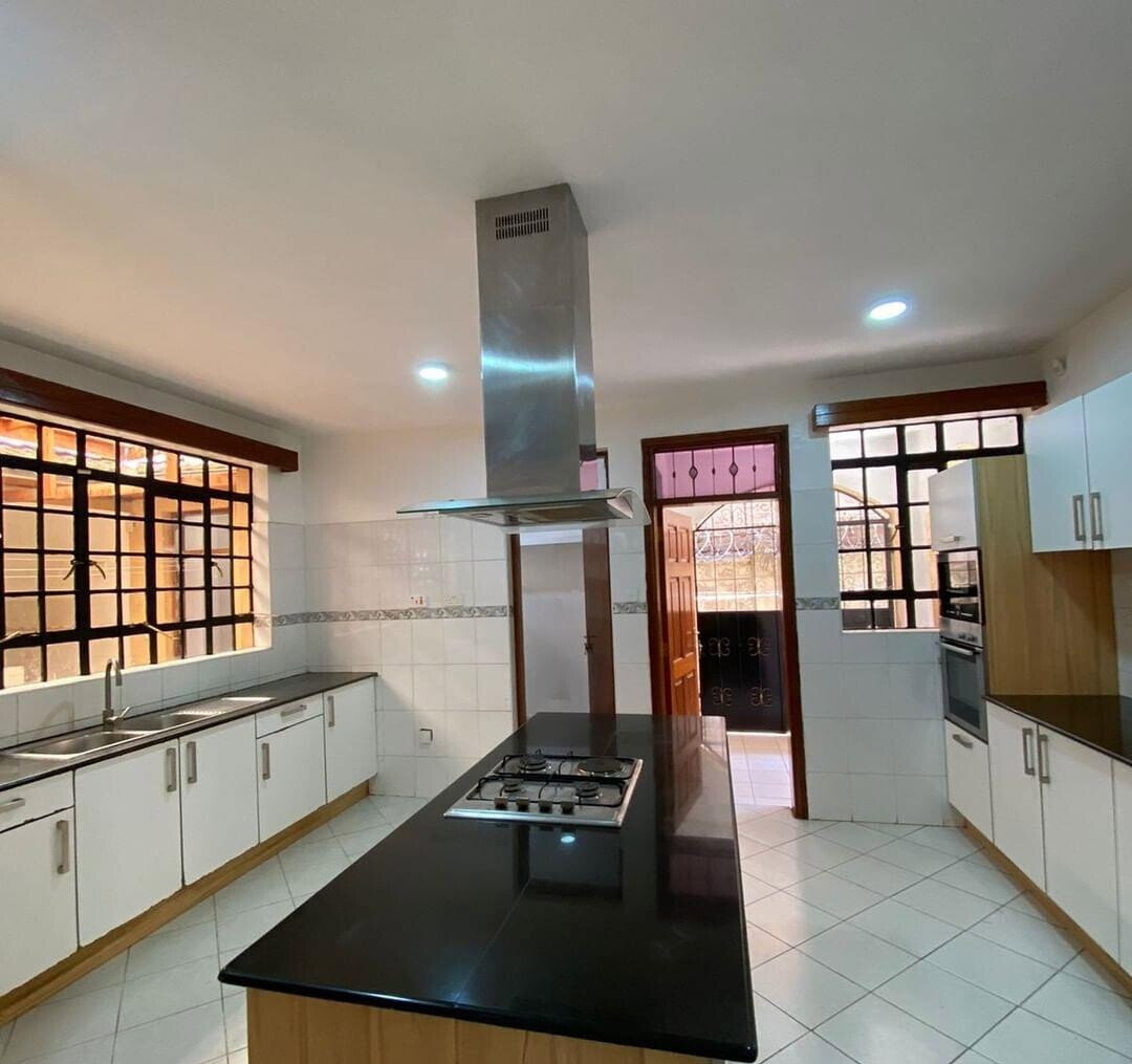 5BR All-Ensuite Townhouse with Attic Study & Fireplace - Kileleshwa