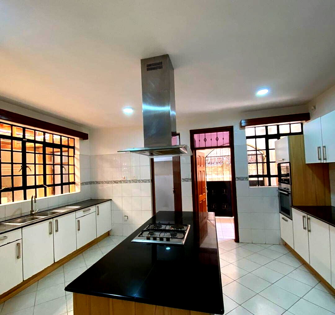 5BR All-Ensuite Townhouse with Attic Study & Fireplace - Kileleshwa