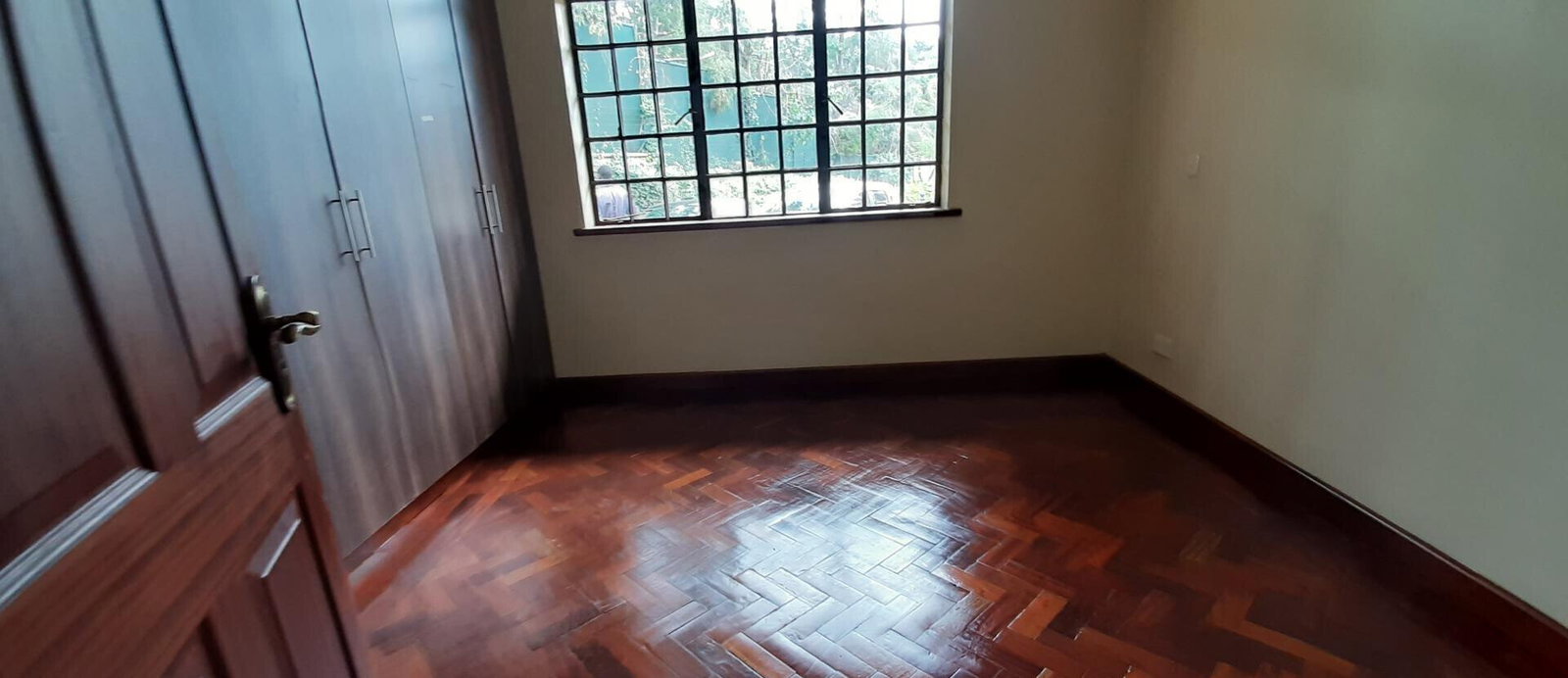5-Ensuite Townhouse with Fireplace & Private Garden - Lavington