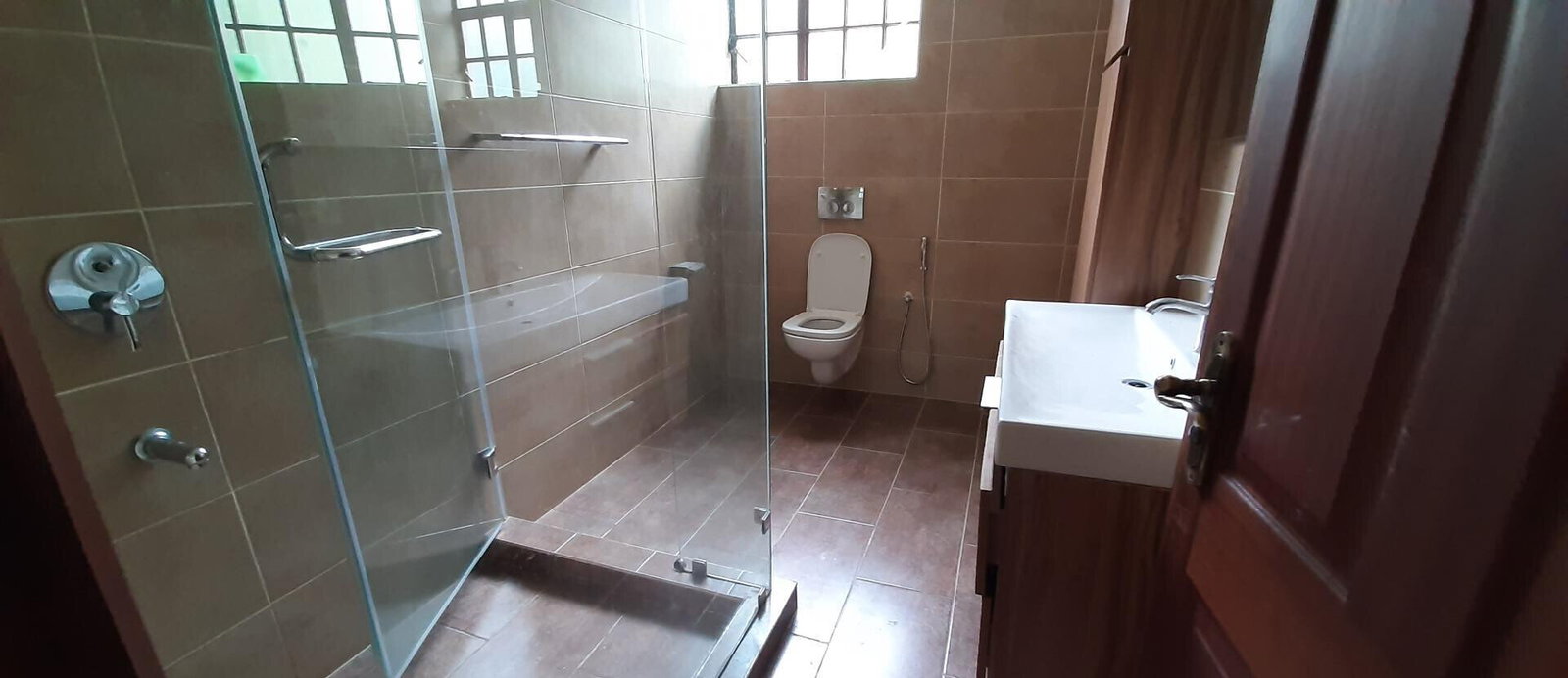 5-Ensuite Townhouse with Fireplace & Private Garden - Lavington