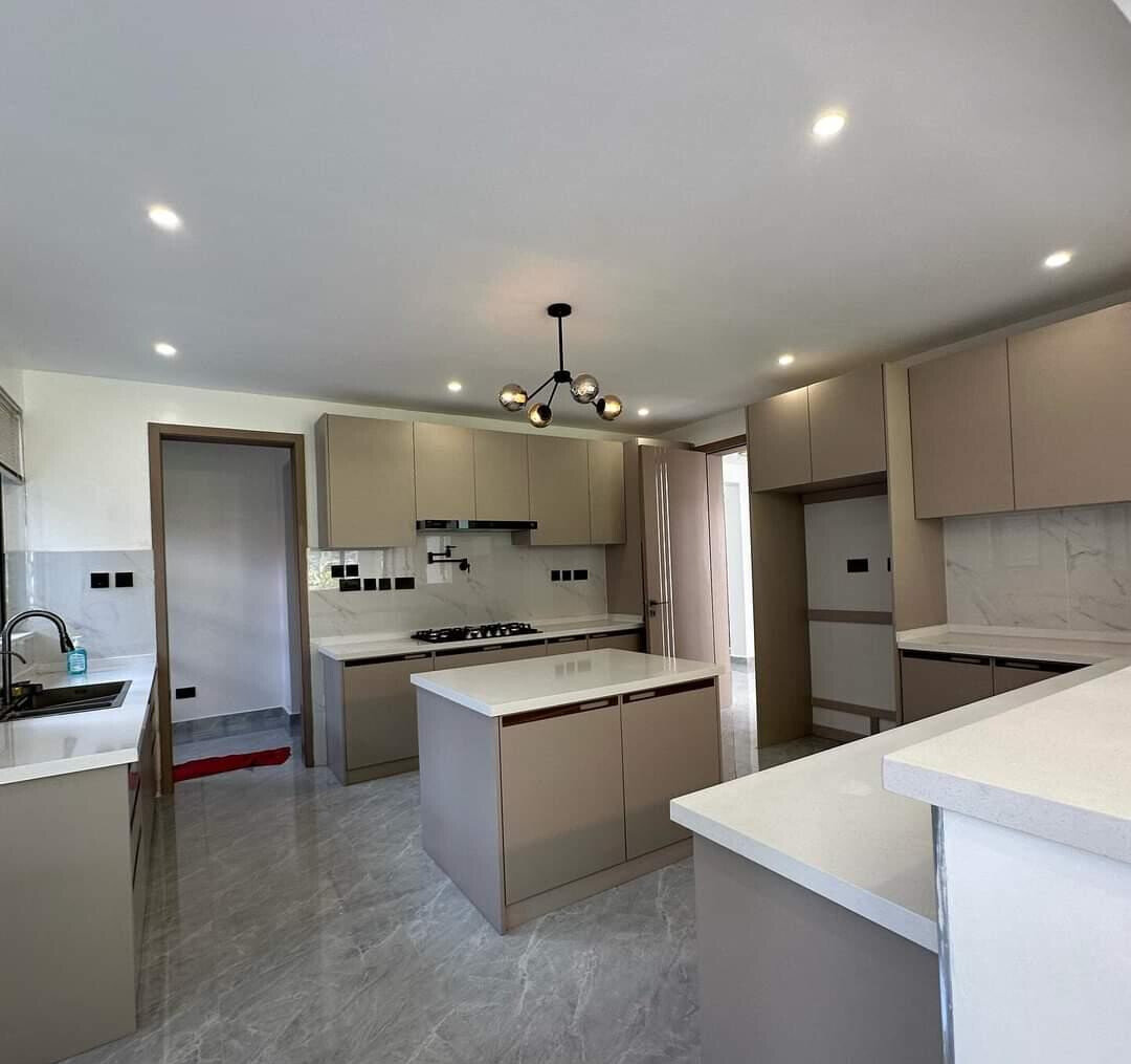 6-Bed Smart Villa with Guest Wing & Rooftop Jacuzzi - Lavington