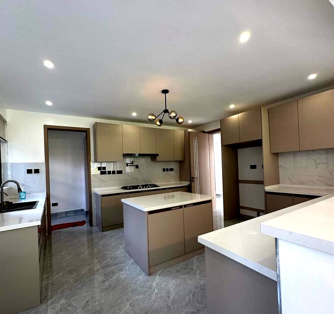 6-Bed Smart Villa with Guest Wing & Rooftop Jacuzzi - Lavington