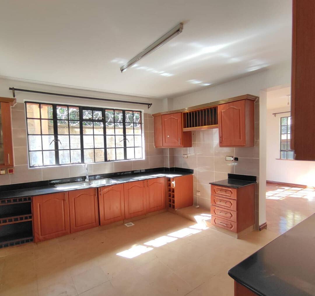 Corner Townhouse with Garden & DSQ in Lavington