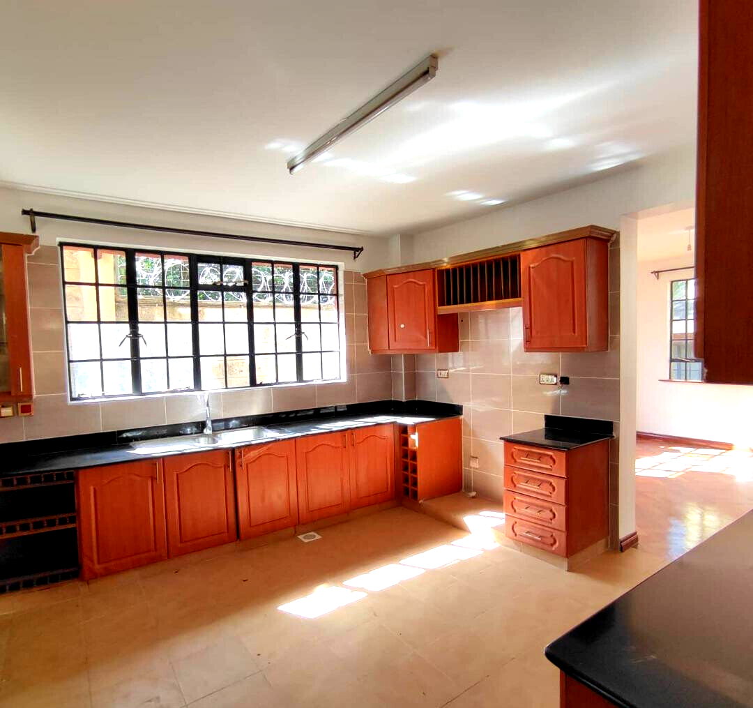 Corner Townhouse with Garden & DSQ in Lavington