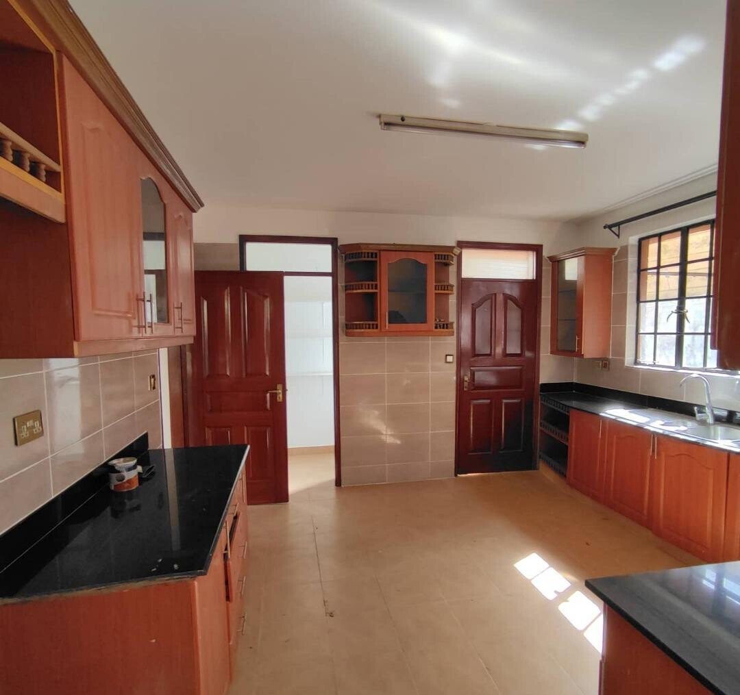 Corner Townhouse with Garden & DSQ in Lavington