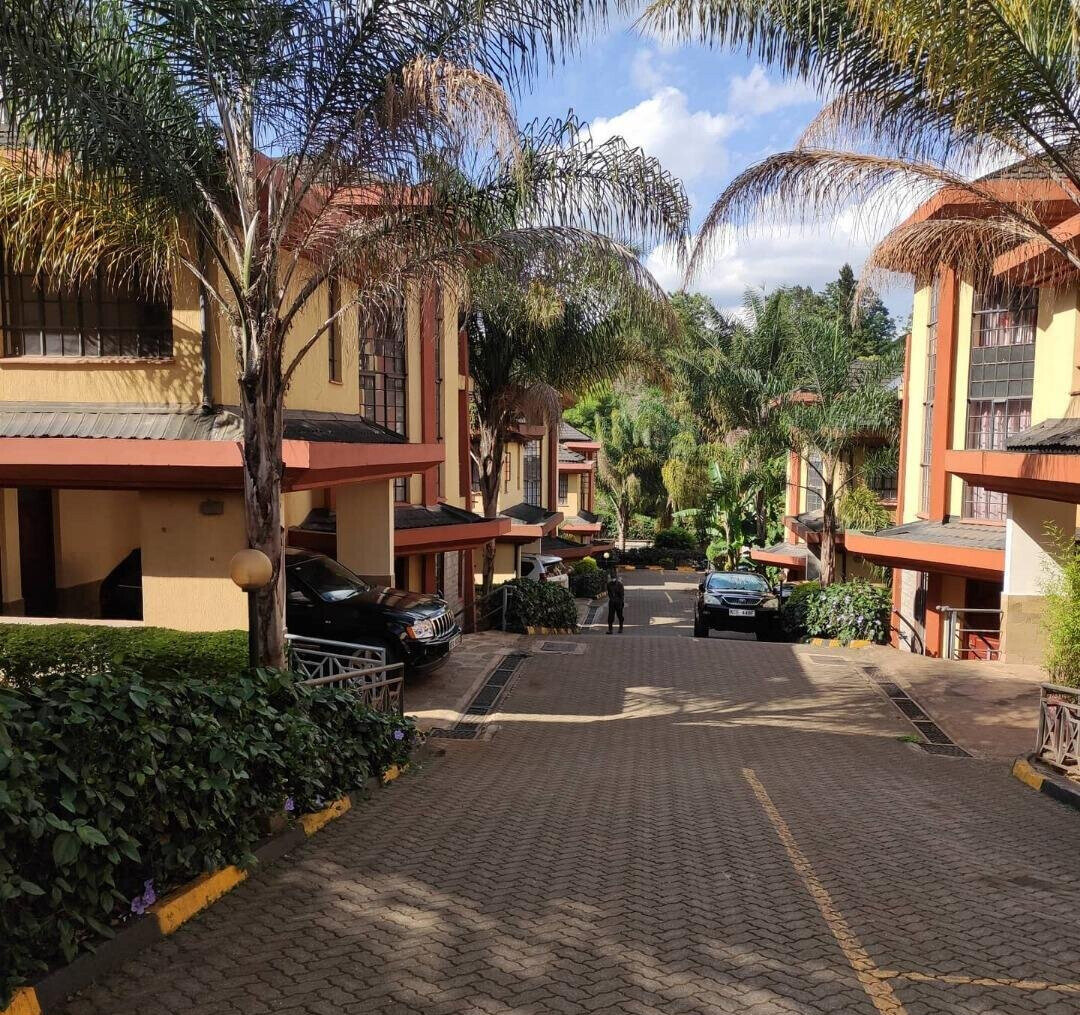 Corner Townhouse with Garden & DSQ in Lavington