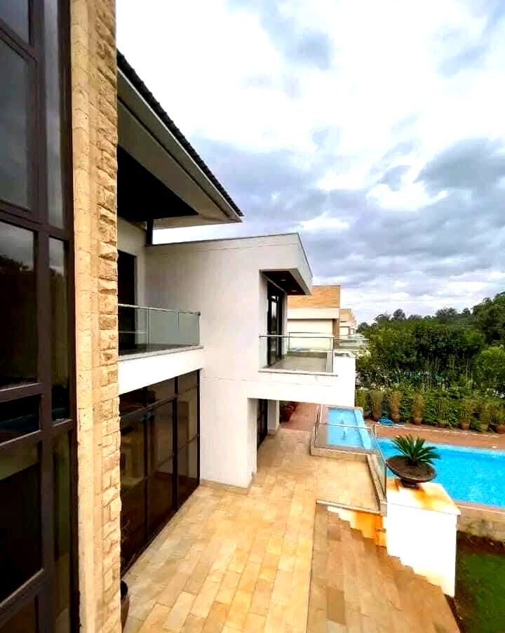 Half-Acre Townhouse with Private Pool, Jacuzzi & Sauna – Karen